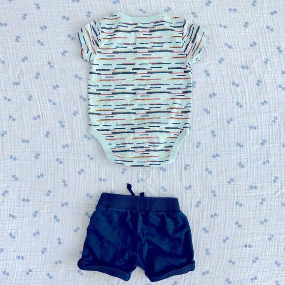 Oliver & Rain Organic Cotton Baby Bodysuit & Shorts Set - 3 months - Picture 2 of 10